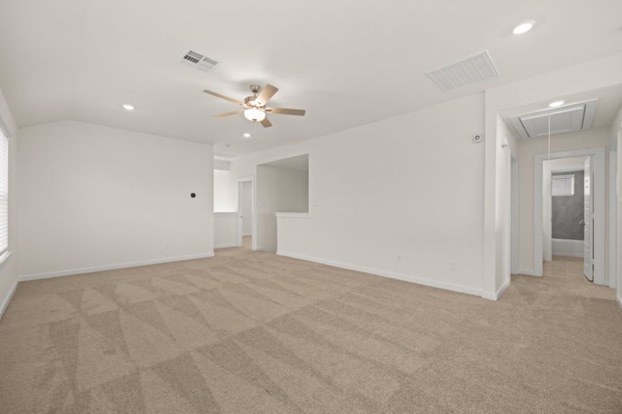 Spacious, unfurnished interior of a new home in Creekhaven, Rosharon (Image 29).