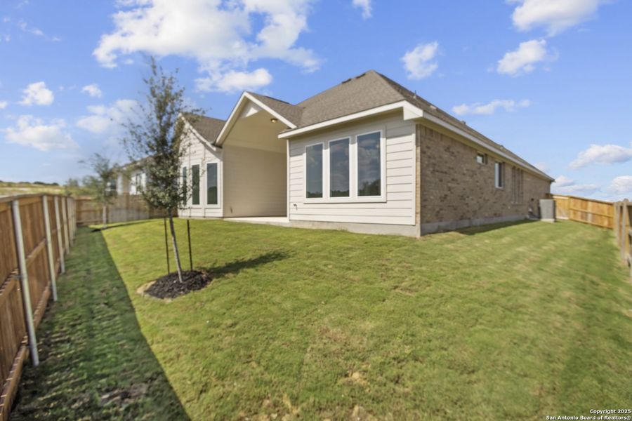 Exterior details and patio area of a home in Homestead, Schertz (Image 2).