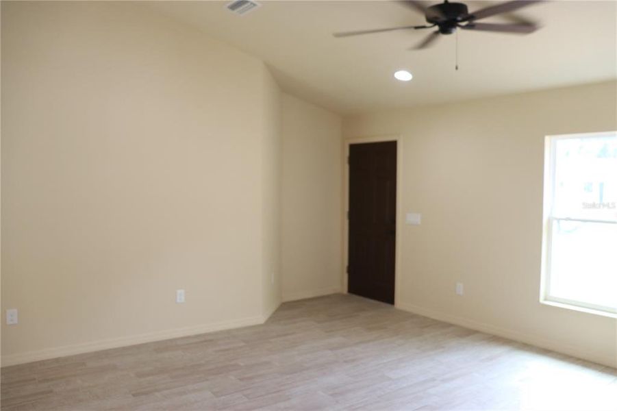 Spacious, unfurnished interior of a new home in , Ocala (Image 10).