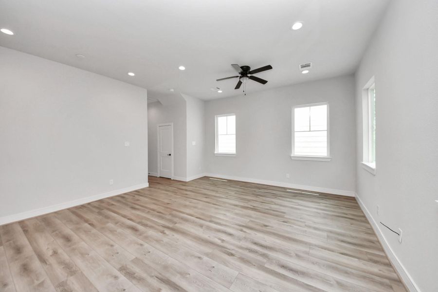Spacious, unfurnished interior of a new home in Highland Gardens, Houston (Image 19).
