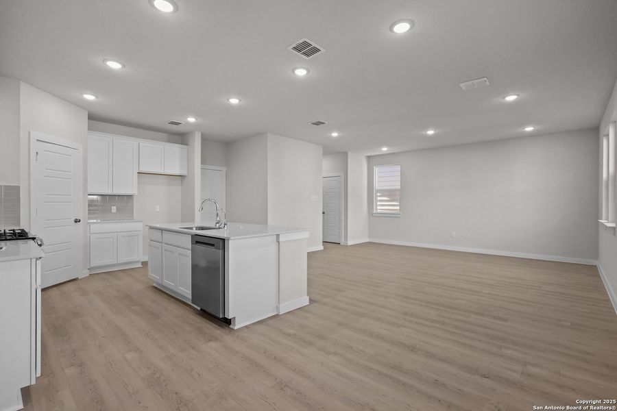 Spacious, unfurnished interior of a new home in Senna, Leon Valley (Image 18).