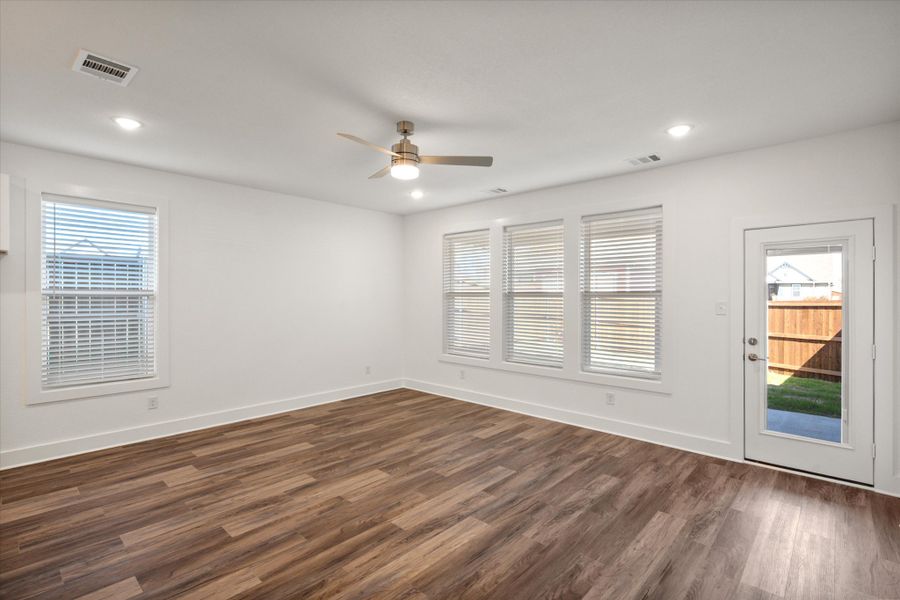 Spacious, unfurnished interior of a new home in Heritage Towne, Midlothian (Image 41).