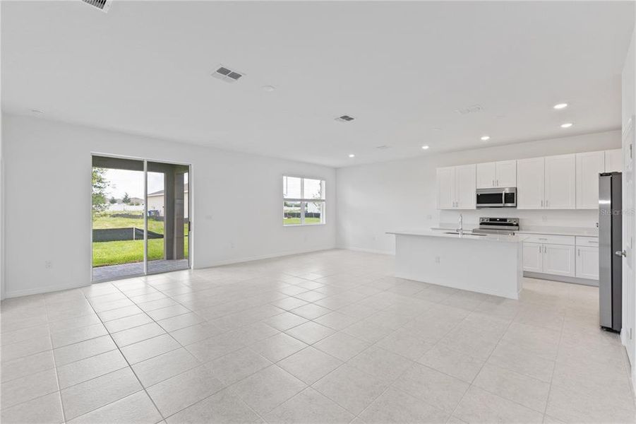 Spacious, unfurnished interior of a new home in Cypress Park Estates, Haines City (Image 8).