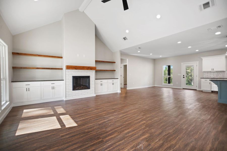 Spacious, unfurnished interior of a new home in , Huntington (Image 17).