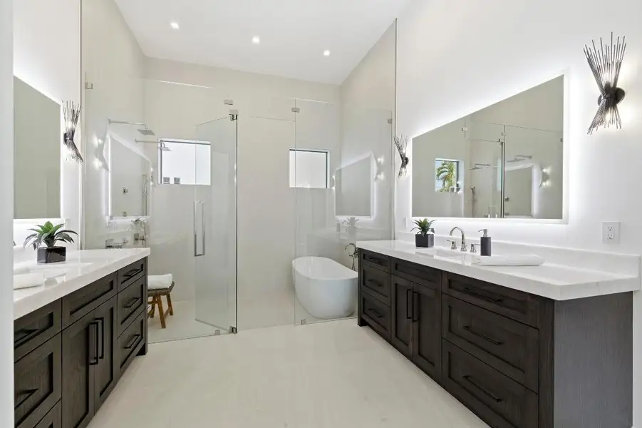 PRIMARY BATHROOM FIRST FLOOR