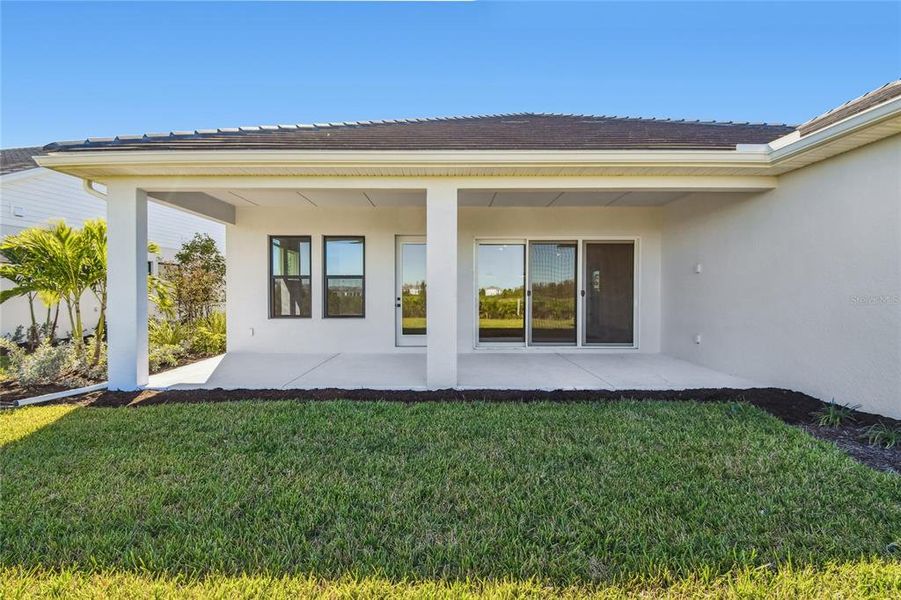 Exterior details and patio area of a home in Palmera Wellen Park - Classic Series, Venice (Image 3).