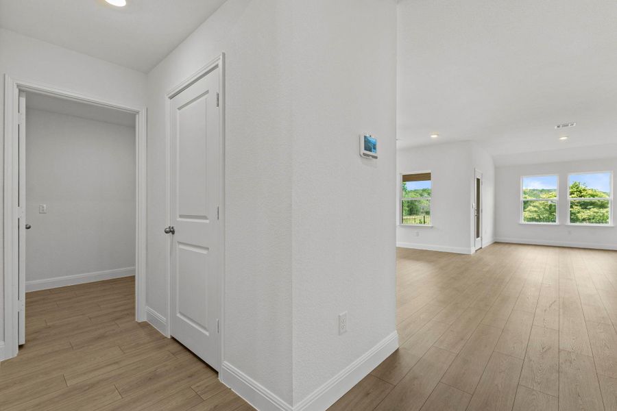 Spacious, unfurnished interior of a new home in Riverview, Georgetown (Image 22).