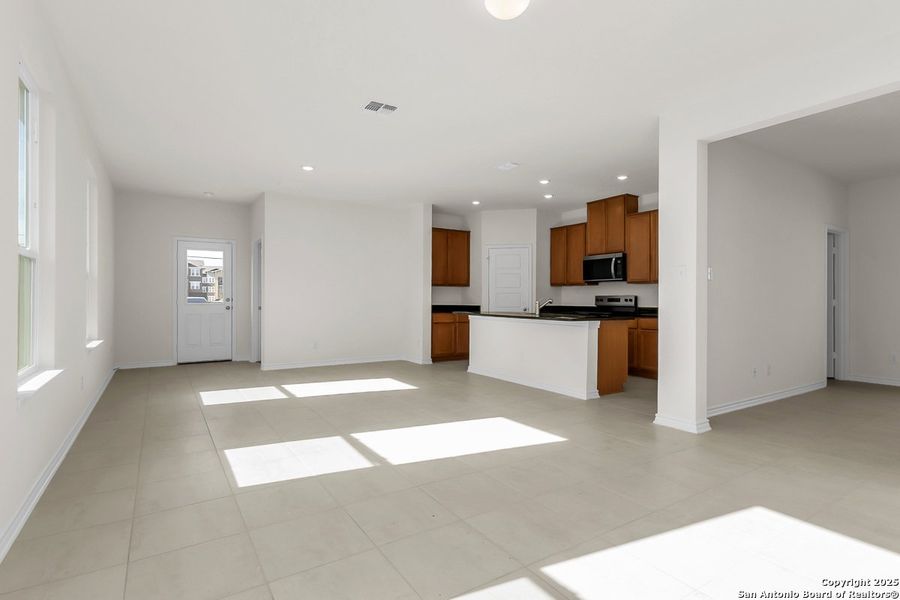 Spacious, unfurnished interior of a new home in Medina Crossing, Von Ormy (Image 12).