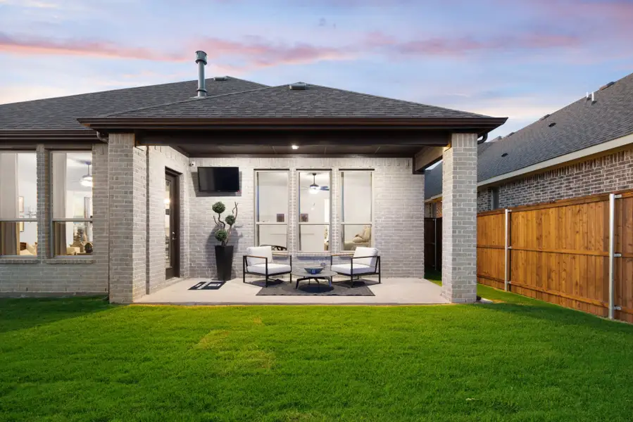 Representative exterior details of a home built from the The Trinity Executive by UnionMain Homes in Lake Breeze, Lavon (Image 4).