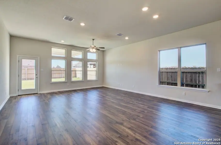 Spacious, unfurnished interior of a new home in Sunflower Ridge, New Braunfels (Image 11).