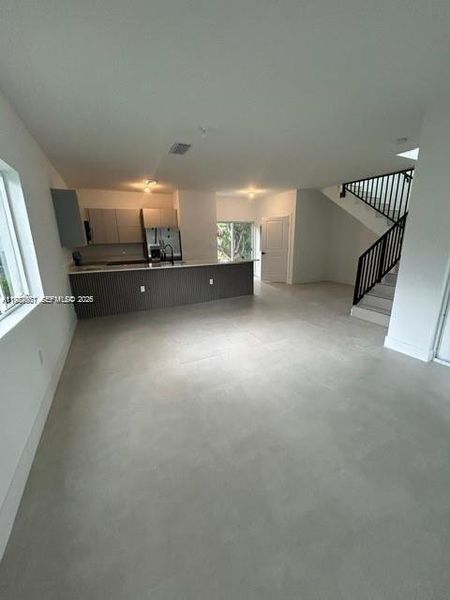 Spacious, unfurnished interior of a new home in , Fort Lauderdale (Image 13).