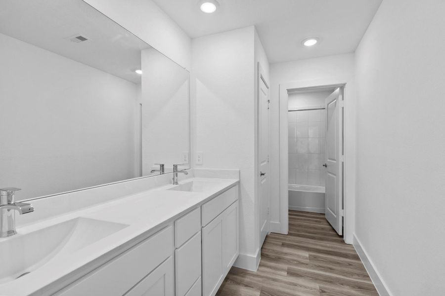 Furnished interior view inside a new home in Riverside Estates, Mont Belvieu (Image 18).