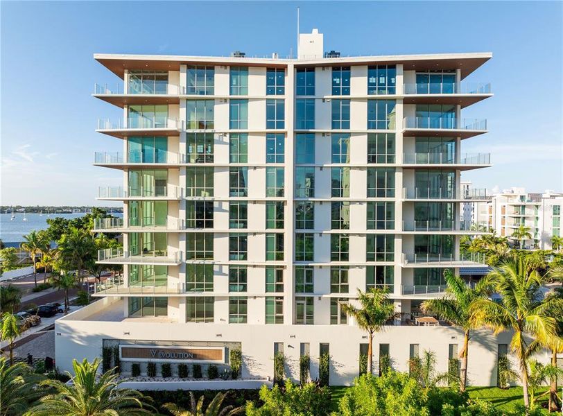Condo located in Sarasota, FL showcasing its design and architecture (Image 2).