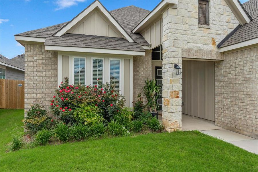 Exterior details and patio area of a home in , Waco (Image 4).