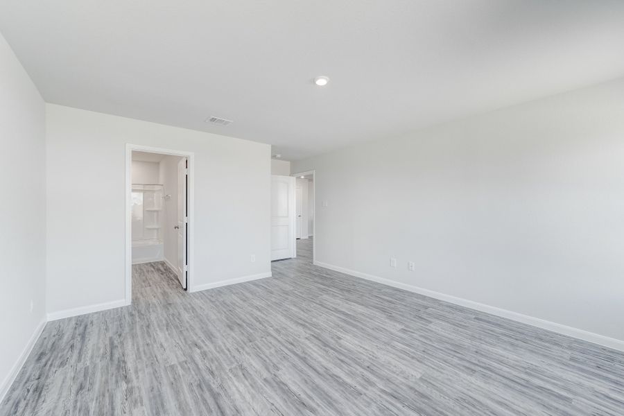 Spacious, unfurnished interior of a new home in Shirey Forest - Branches, Lufkin (Image 11).