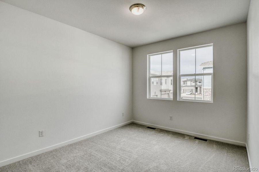 Spacious, unfurnished interior of a new home in Sterling Ranch, Littleton (Image 7).
