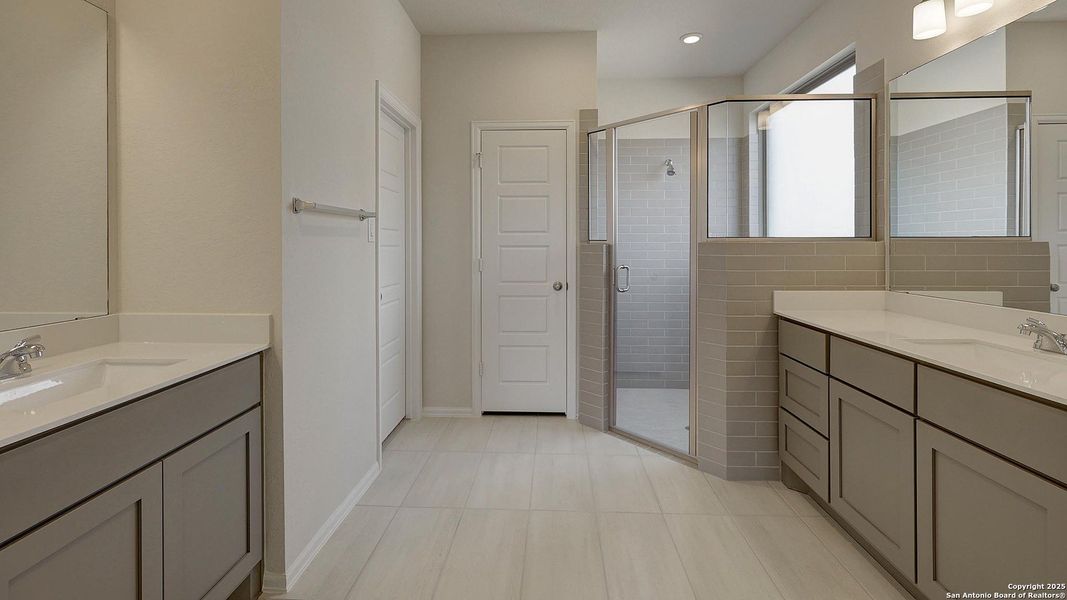 Furnished interior view inside a new home in Ladera 40', San Antonio (Image 7).