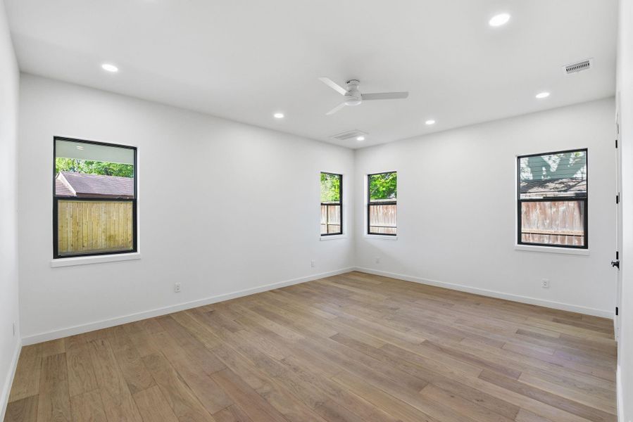 Spacious, unfurnished interior of a new home in , Houston (Image 40).