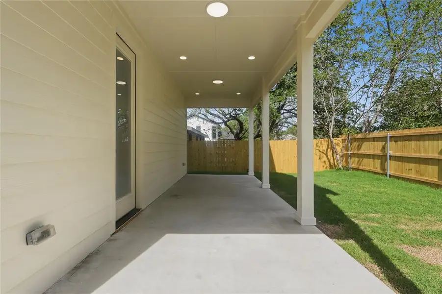 Exterior details and patio area of a home in , Dallas (Image 4).