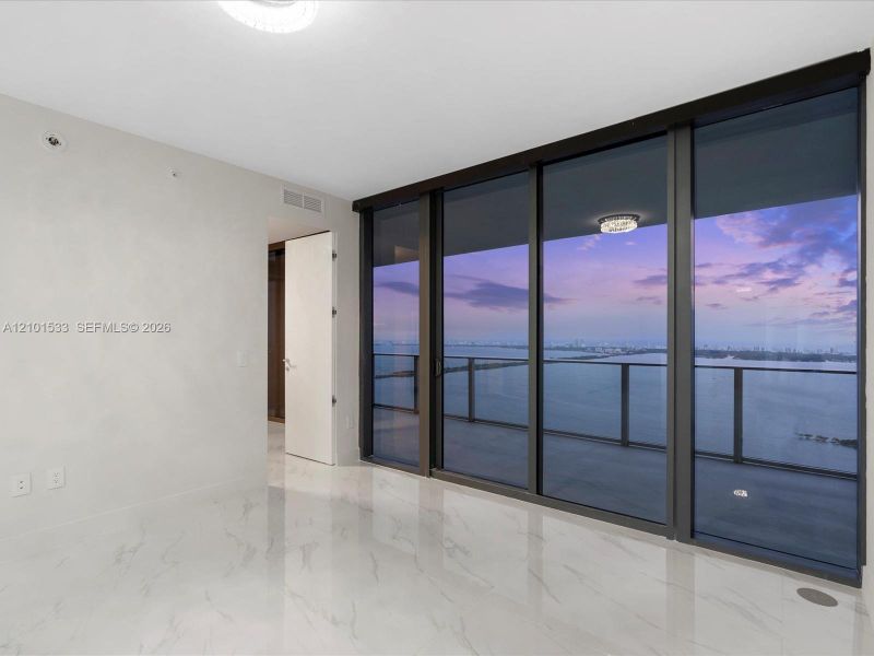 Spacious, unfurnished interior of a new home in Aria Reserve, Miami (Image 19).