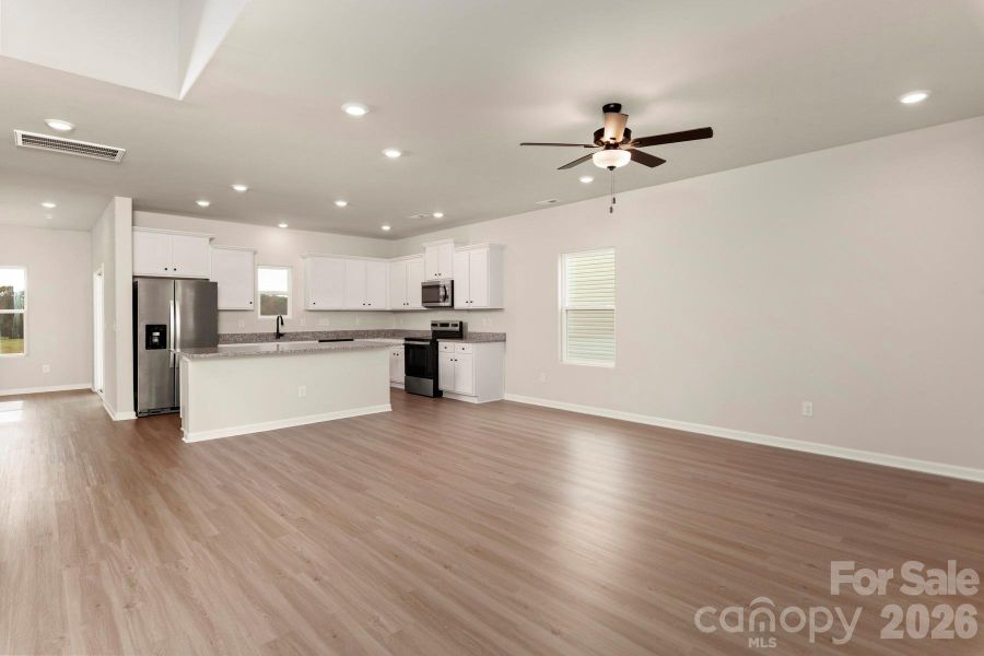 Spacious, unfurnished interior of a new home in Stagecoach Station, Gastonia (Image 17).