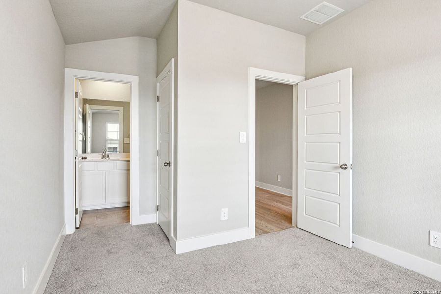 Spacious, unfurnished interior of a new home in Lark Canyon, New Braunfels (Image 29).