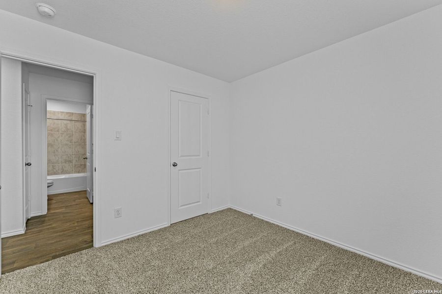 Spacious, unfurnished interior of a new home in Avenida, Converse (Image 24).
