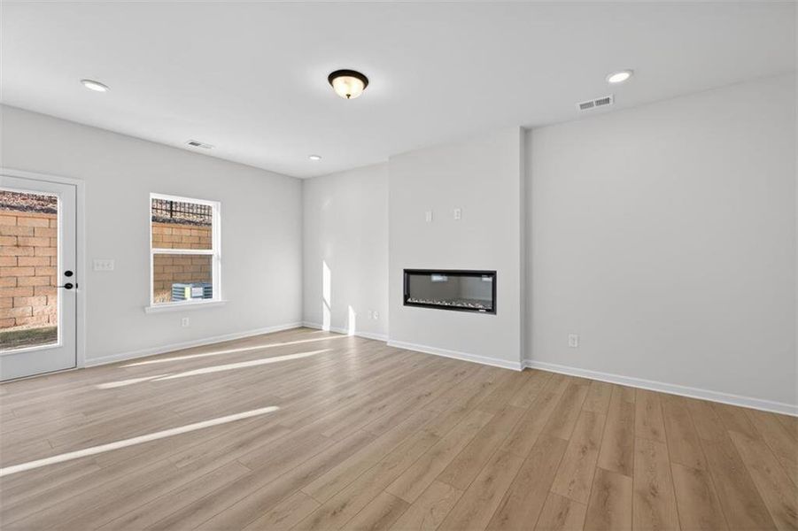 Spacious, unfurnished interior of a new home in Sanders Park, Austell (Image 19).