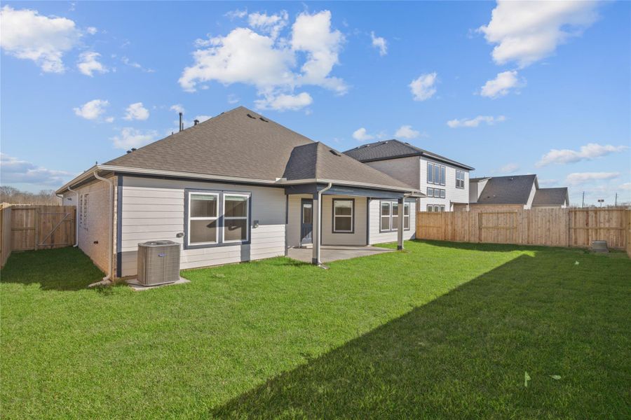 Exterior details and patio area of a home in Ashland, Angleton (Image 4).