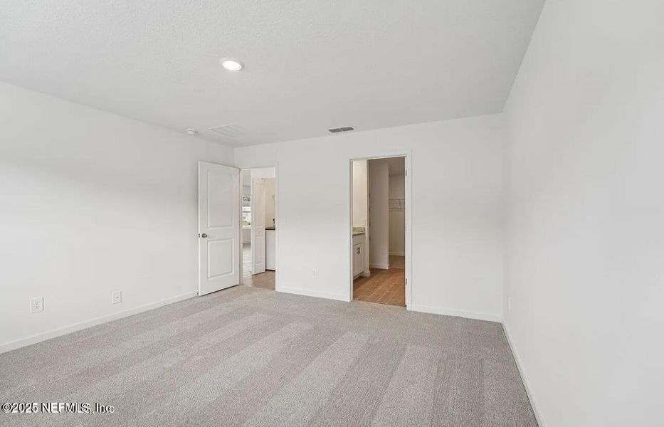 Spacious, unfurnished interior of a new home in Kings Crossing, Jacksonville (Image 19).