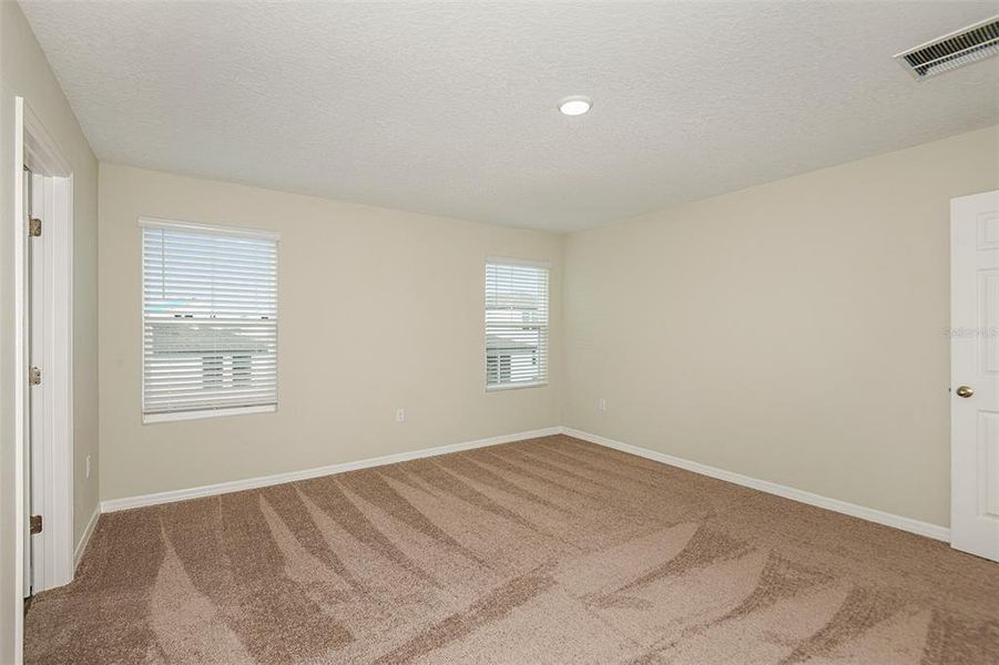 Spacious, unfurnished interior of a new home in Scenic Terrace, Lake Hamilton (Image 10).
