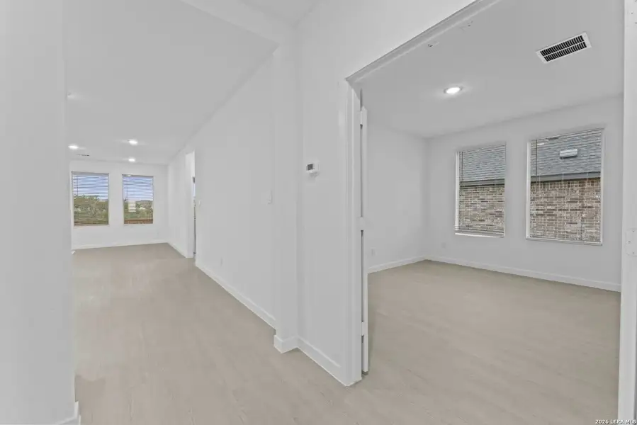 Spacious, unfurnished interior of a new home in Brookmill, San Antonio (Image 11).