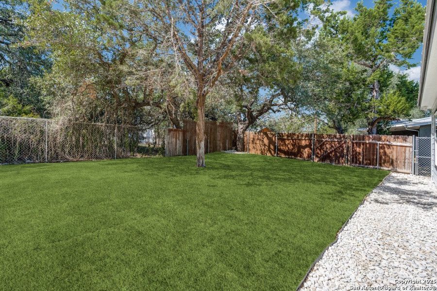 Natural landscape and outdoor views near in Canyon Lake (Image 12). Natural landscape and outdoor views near in Canyon Lake (Image 12).