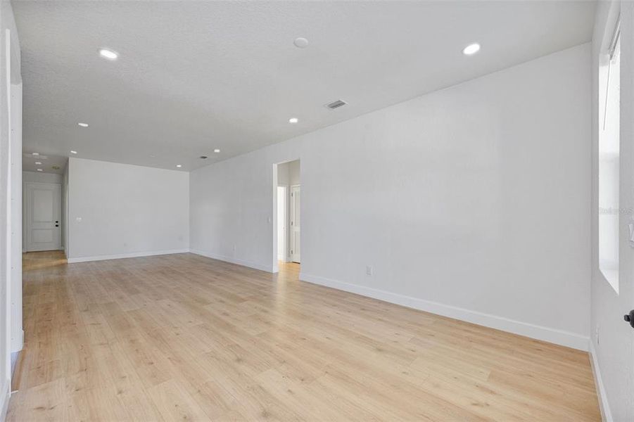 Spacious, unfurnished interior of a new home in , Tampa (Image 19).