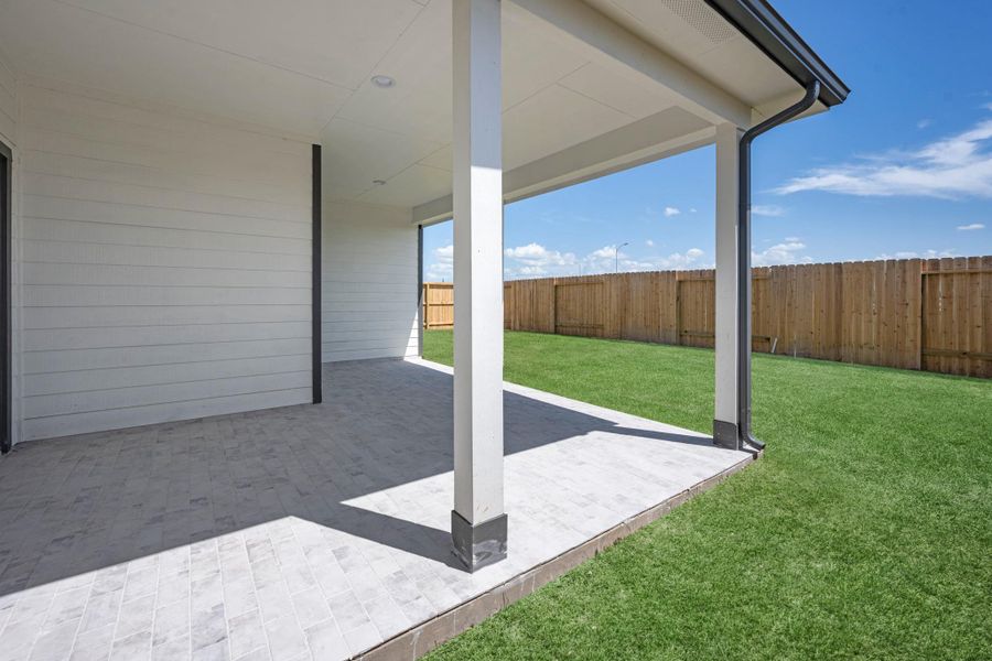 Exterior details and patio area of a home in Huntington Place, Rosharon (Image 4).