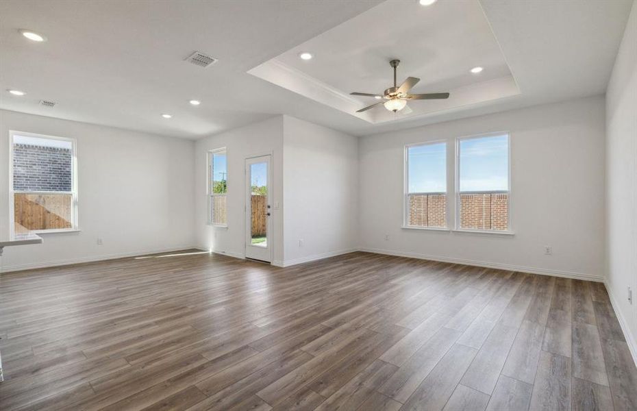 Airy gathering room*real home pictured