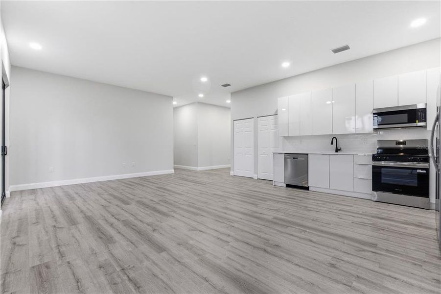 Spacious, unfurnished interior of a new home in , Lehigh Acres (Image 20).