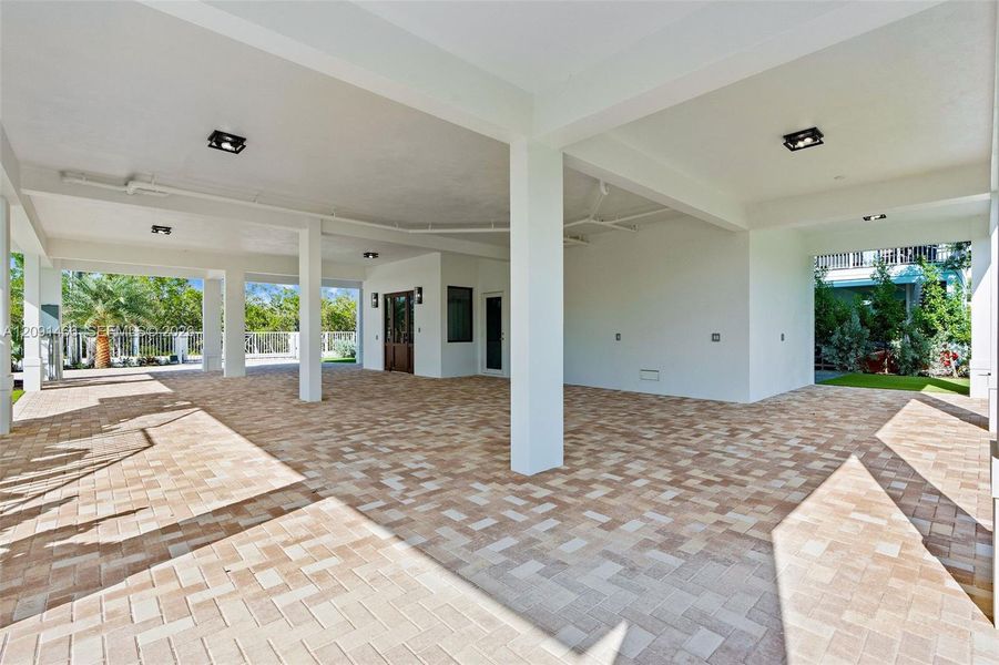 Exterior details and patio area of a home in , Tavernier (Image 45).
