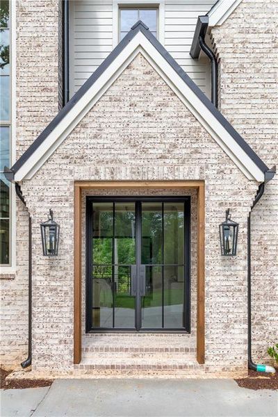 Exterior details and patio area of a home in , Roswell (Image 3).