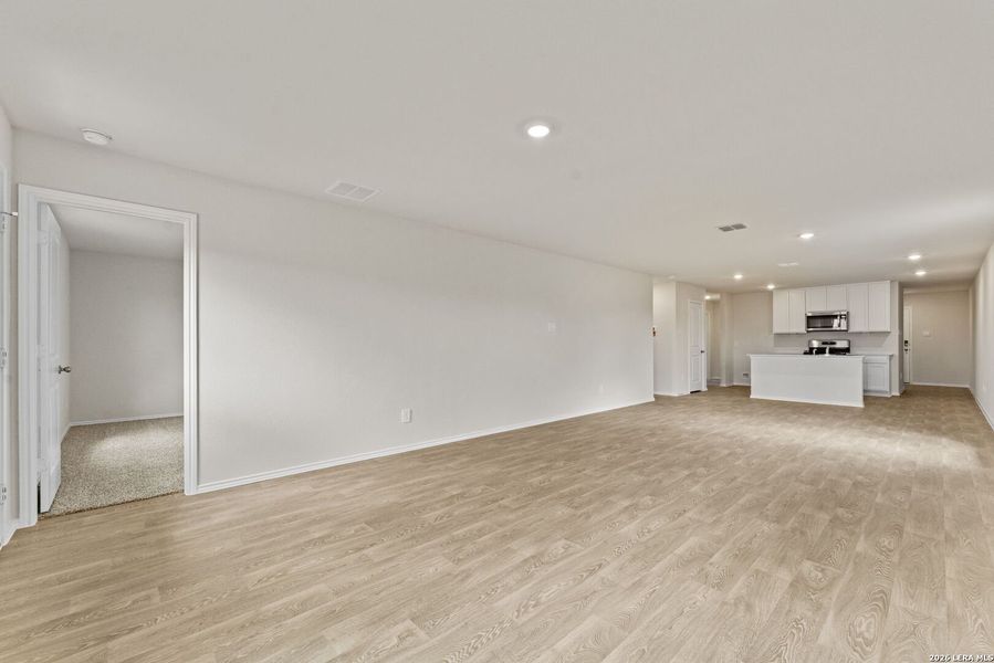 Spacious, unfurnished interior of a new home in Bollinger, Uhland (Image 23).