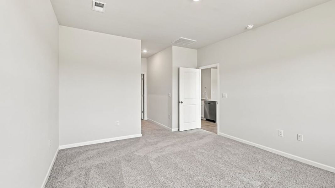 Spacious, unfurnished interior of a new home in Hunters Ridge, Woodruff (Image 27).