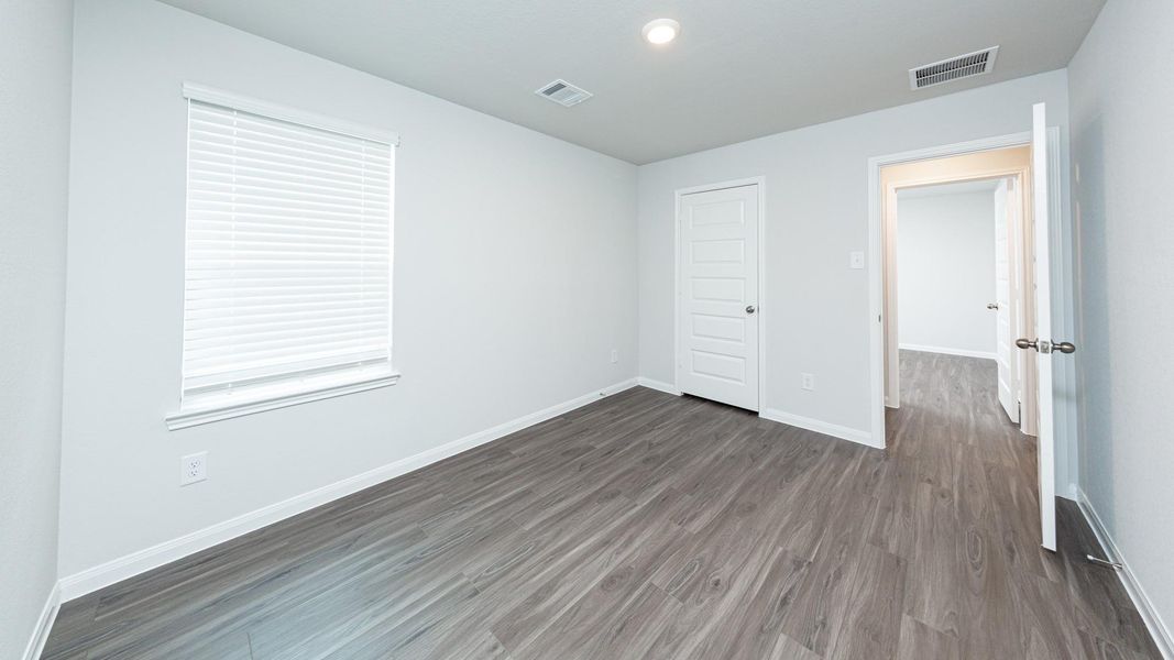 Spacious, unfurnished interior of a new home in River's Edge, Conroe (Image 12).