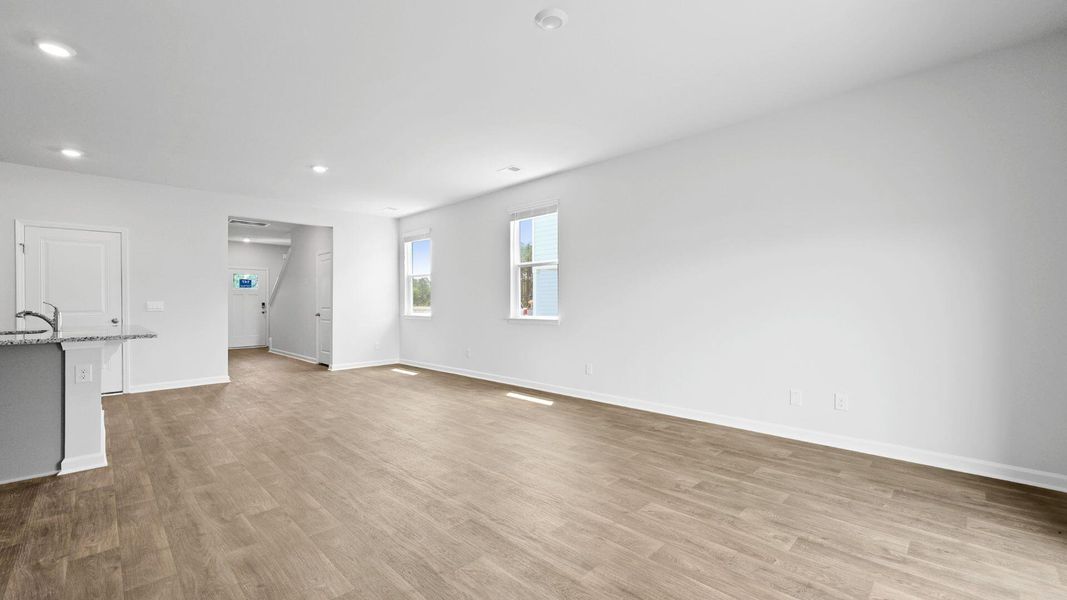 Spacious, unfurnished interior of a new home in Carolina Groves, Moncks Corner (Image 15).