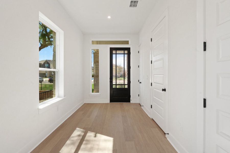 Spacious, unfurnished interior of a new home in Persimmon, Buda (Image 14).