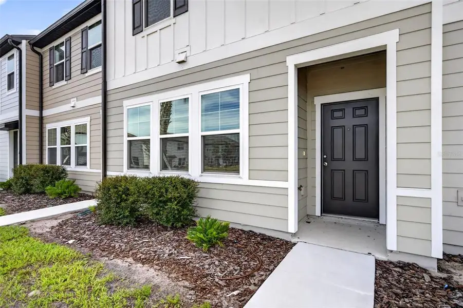Exterior details and patio area of a home in , St. Cloud (Image 4).