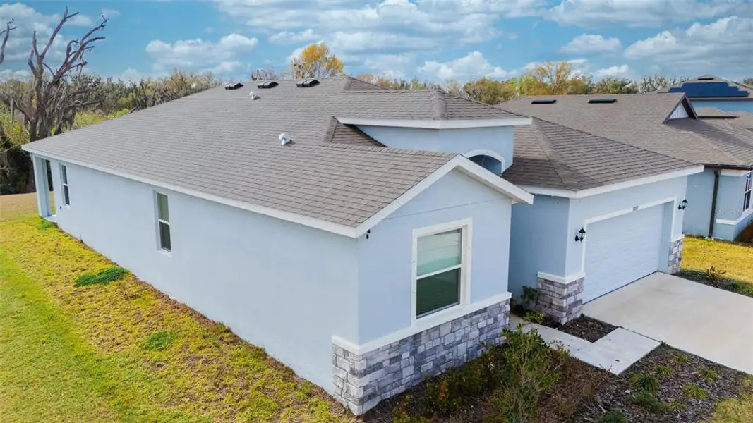 Exterior details and patio area of a home in North Park Isle, Plant City (Image 27).