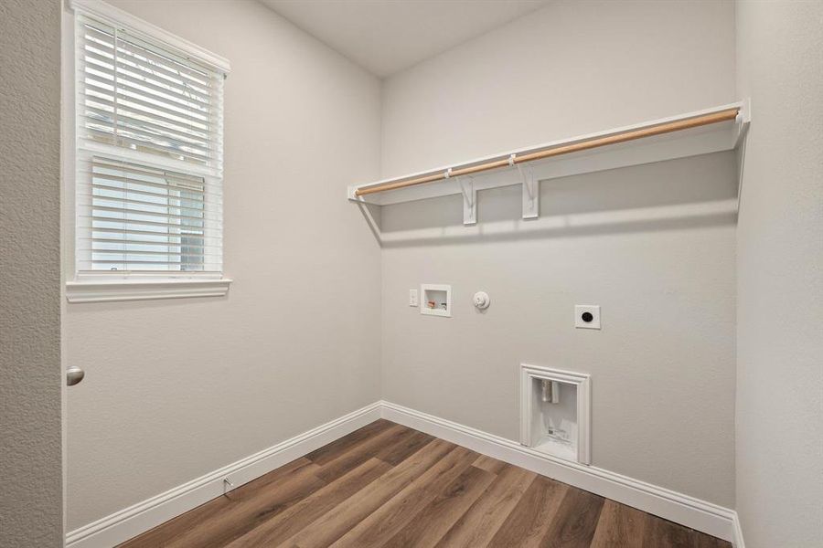 Laundry is separate, Full-size with Shelving and Drip-Dry