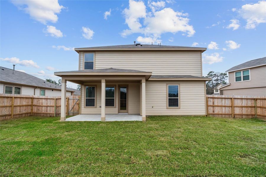 Come explore this expansive backyard featuring a spacious covered patio—perfect for outdoor living! There's ample space for kids to play and adults to unwind. Ideal for patio furniture, a BBQ pit, and so much more—the possibilities are endless!