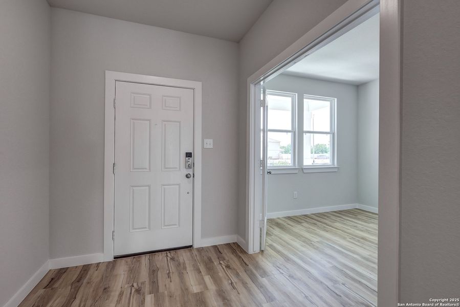 Spacious, unfurnished interior of a new home in Cinco Lakes, San Antonio (Image 15).