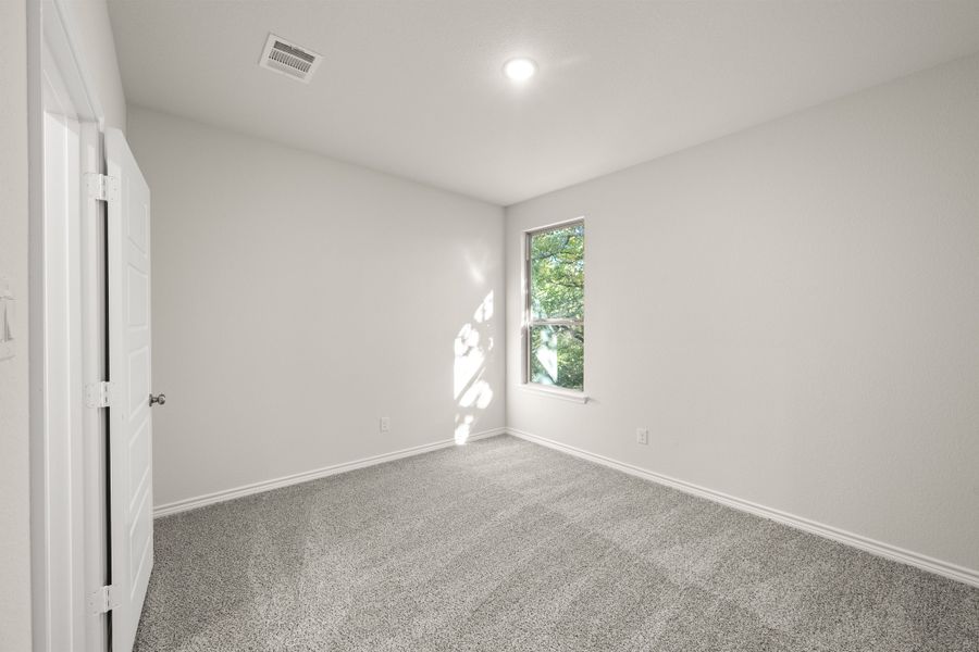 Spacious, unfurnished interior of a new home in Eagle Cove, Denton (Image 24).